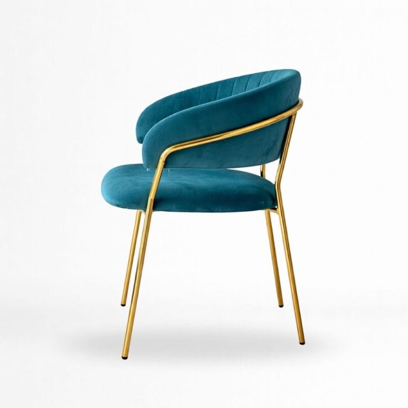 tirkizno plava stolica sa zlatnim nogicama